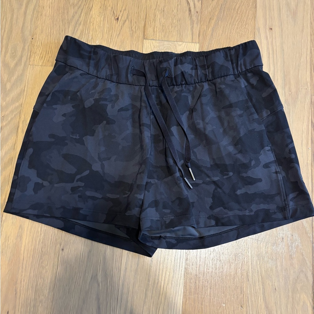 Lululemon Stroll at Sundown Short 3" size 6 black grey camo